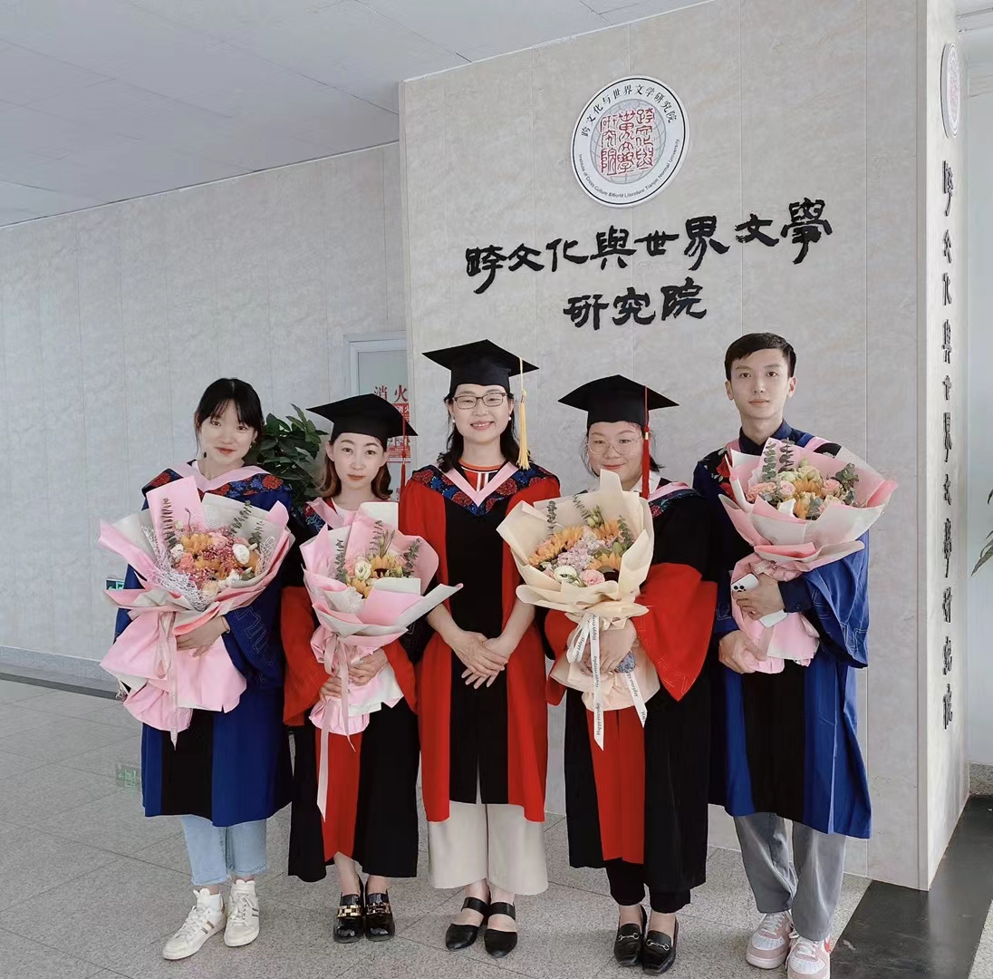 郝岚-与她2021年毕业的硕博士一起合影
