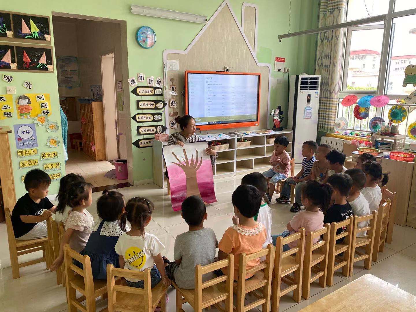 郝岚家庭第四代孙榕鞠在幼儿园做开放课